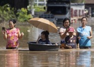 泰国中部被洪水淹没的清迈停止降雨