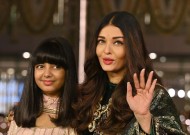 Aishwarya Rai Bachchan终于告诉我们为什么女儿Aaradhya总是在她身边